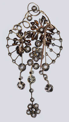 Брошь из золота (по клейму 56), общим весом 14,51 грамма, содержит природные вставки из бриллиантов